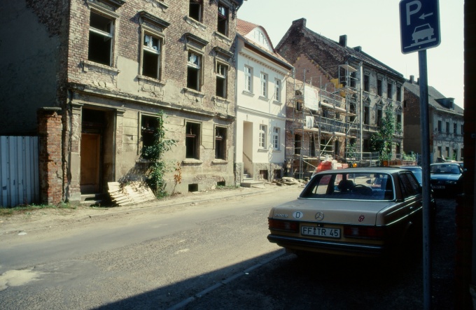 ...an die Sanierung der Städte machen konnte. Bröckelnde Fassaden wie hier in Frankfurt (Oder) sollten daher noch lange das Stadtbild prägen.