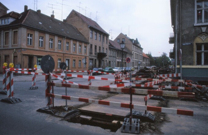 Und überall, wie hier in Neuruppin in der August-Bebel-Straße, wurden erstmal Straßen aufgerissen. Die technische Infrastruktur musste erneuert werden, bevor man sich...