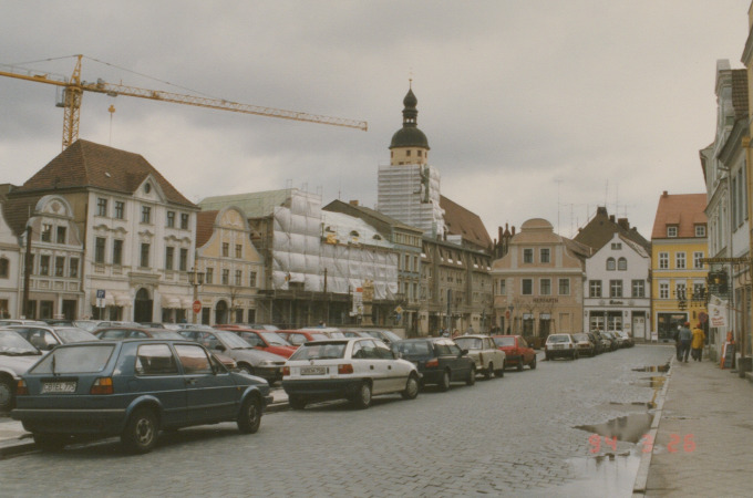 In Cottbus wird im Herzen der Stadt schon gebaut. Noch stehen am Altmarkt in Cottbus die Autos. Aber nicht mehr lange.