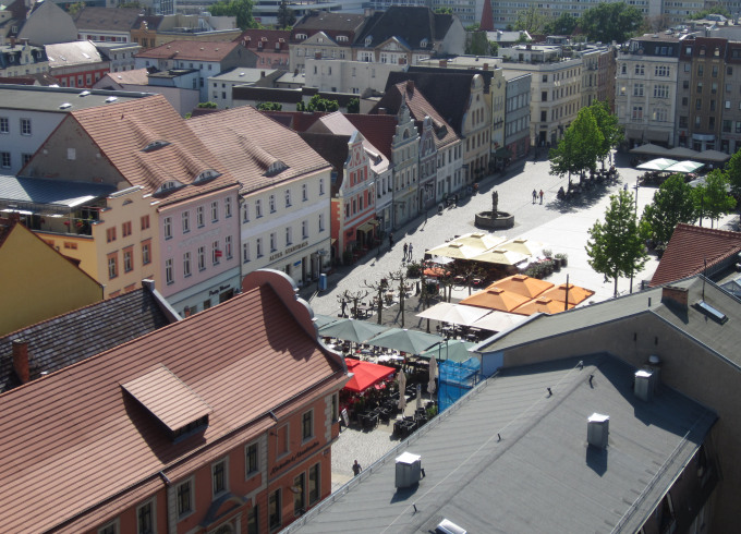 ...und heute, wo unter Sonnenschirmen die Cottbuserinnen und Cottbuser ihren Kaffee genießen. 