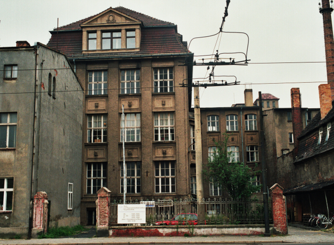 Ein Gebäude in der Berliner Straße vor...