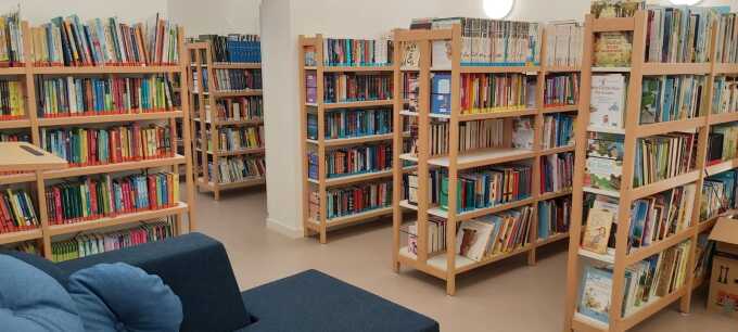 Regale mit Büchern in der Bibliothek