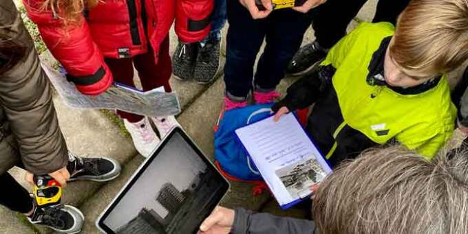 Gruppe Schüler aus Cottbus beraten zum Projekt