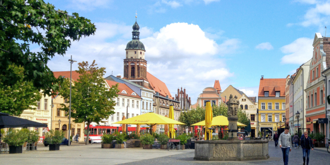 Heute ist der Altmarkt in Cottbus/Chóśebuz verkehrsberuhigt und lädt mit seinen Cafés und Geschäften zum Verweilen ein.