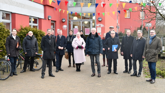 Gruppenbild vor dem Bürgerhaus