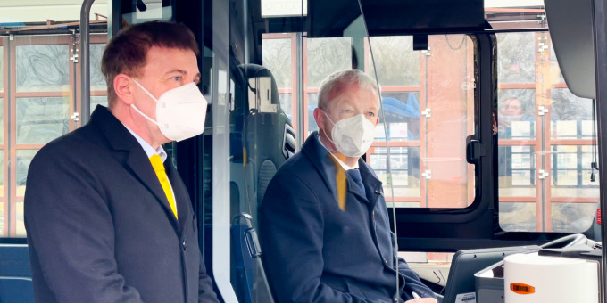 Verkehrsminister Guido Beermann und der Geschäftsführer RVS, Herr Richter in einem Bus mit Abbiegeassistent 