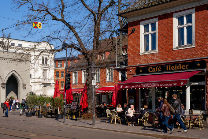 ....sitzen dort Einheimische wie Touristen und beobachten das turbulente Treiben. 