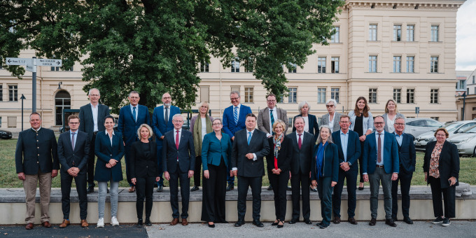Gruppenbild der Konferenzteilnehmenden vor dem Gebäude des MIL 