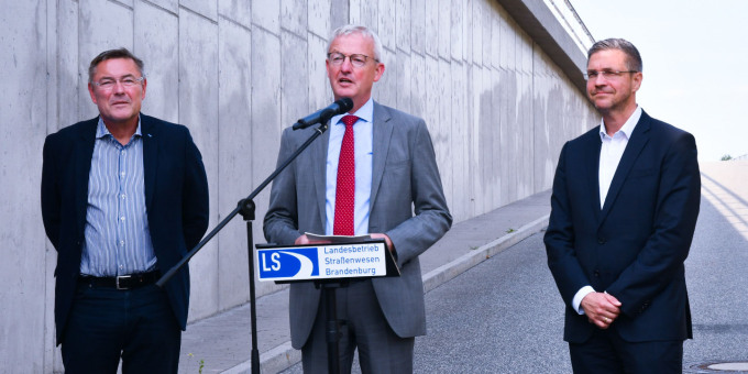 Verkehrsminister des Lades Brandenburg, Guido Beermann, Oberbürgermeister der Landeshauptstadt Potsdam, Mike Schubert und Vorstand Betrieb und Verkehr Landesbetrieb Straßenwesen, Thomas Heyne bei der Verkehrsfreigabe
