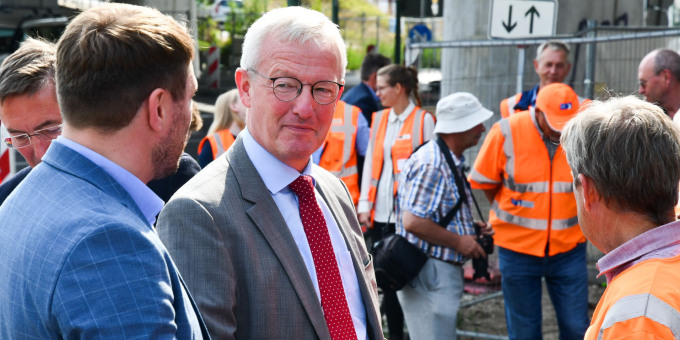 Verkehrsminister Beermann bei der Verkehrsfreigabe der Hochstraßenbrücke L40
