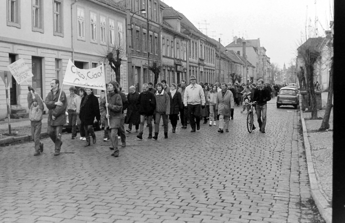 Man war mit sich selbst beschäftigt, aber auch mit dem, was sonst in der Welt passiert. Wie hier in Neuruppin, wo die Menschen für die Menschen in Rumänien auf die Straße gingen.