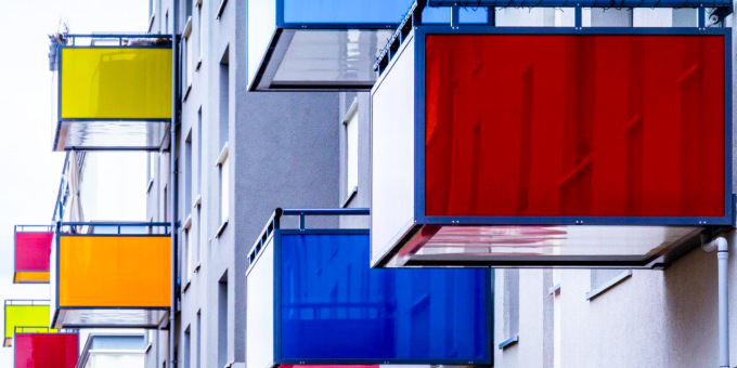 Bunte Balkone des sanierten Plattenbaus. 