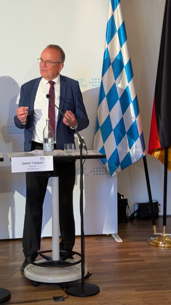 Verkehrsminister Detlef Tabbert am Redepult bei der VMK