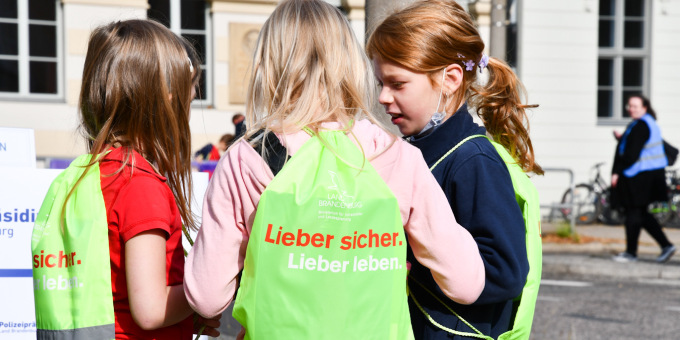 Aktion zum Schulstart in Brandenburg: Die Schutzengel-Teams der Verkehrssicherheitskampagne sind unterwegs, um auf das Thema Verkehrssicherheit auf Schulwegen aufmerksam zu machen, zu infomieren und gut sichtbare Turnbeutel an die Kinder zu verteilen. 