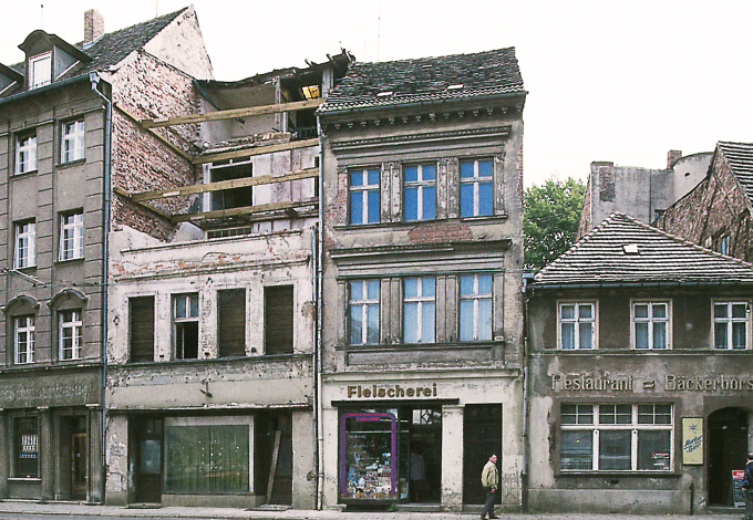 und zum Abschluss noch eine typische Ansicht aus den 1990ern: Die Sandower Straße damals...