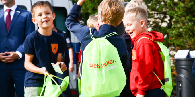 Aktion zum Schulstart in Brandenburg: Die Schutzengel-Teams der Verkehrssicherheitskampagne sind unterwegs, um auf das Thema Verkehrssicherheit auf Schulwegen aufmerksam zu machen, zu infomieren und gut sichtbare Turnbeutel an die Kinder zu verteilen. 