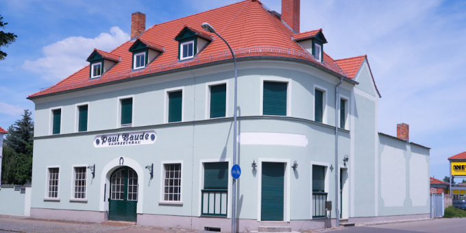 Grünes, großes und saniertes Gebäude