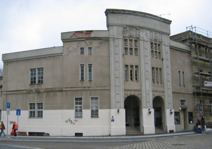 Die Fassaden, wie die des Weltspiegel-Theaters in Cottbus, warteten erstmal auf einen neuen Anstrich...