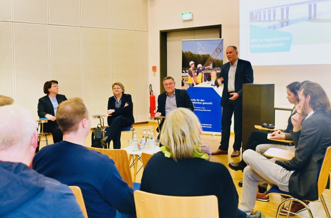 Einstieg in die Podiumsdiskussion mit Prof. Schweibenz.