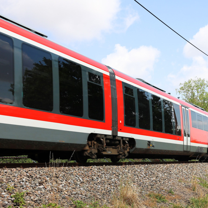 Roter Regionalzug der Bahn 