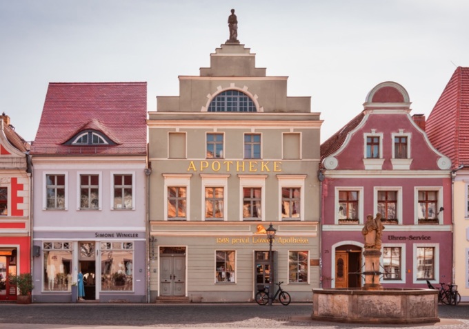 ...besonders deutlich. Hier laden heute Cafés und Restaurants zum Verweilen ein. 