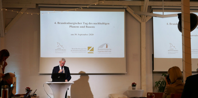Bauminister Guido Beermann hält die Eröffnungsrede.