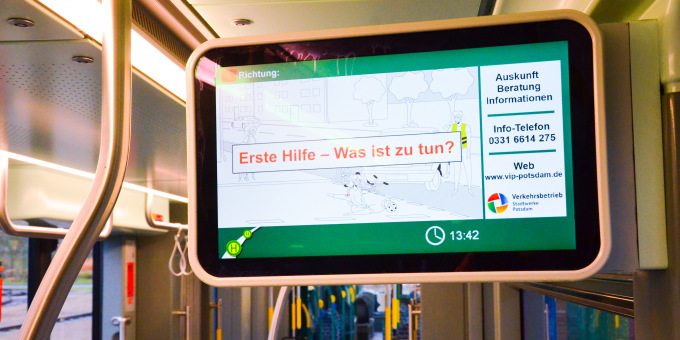 Bildschirm in Straßenbahn mit Filmen zur ersten Hilfe