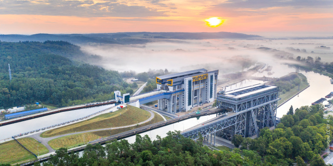 Der Finowkanal ist nicht nur die älteste künstliche Wasserstraße Deutschlands, es gibt auch den größten "Schiffsfahrstuhl" Europas. Neben dem alten Stahlbau entsteht gerade ein neues Schiffshebewerk. Die Bauwerke sind Anziehungspunkt für Touristen.  