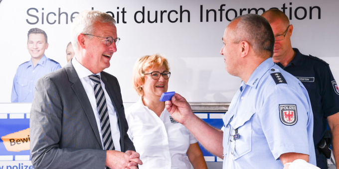 Beermann im Gespräch mit Polizisten
