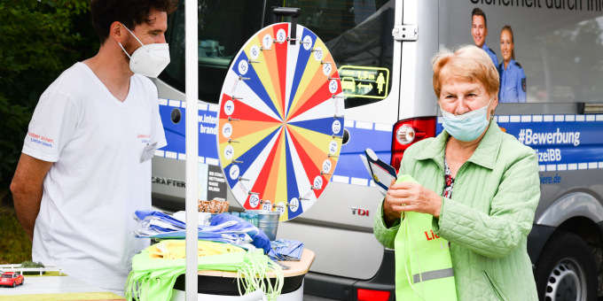 Neben Information gibt es allerlei zu entdecken: Glücksrad, Bobbycar Parcour... 
