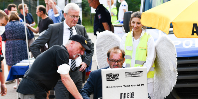 ... oder den Reaktionstest des ADAC. Hier testet Jörg Vogelsänger, Präsident der Verkehrswacht Brandenburg, seine Reaktionszeit.