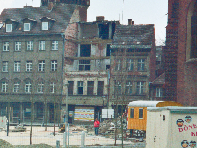 und zum Abschluss noch eine typische Ansicht aus den 1990ern: Die Sandower Straße damals...