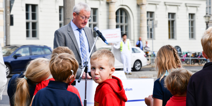 Aktion zum Schulstart in Brandenburg: Die Schutzengel-Teams der Verkehrssicherheitskampagne sind unterwegs, um auf das Thema Verkehrssicherheit auf Schulwegen aufmerksam zu machen, zu infomieren und gut sichtbare Turnbeutel an die Kinder zu verteilen. 
