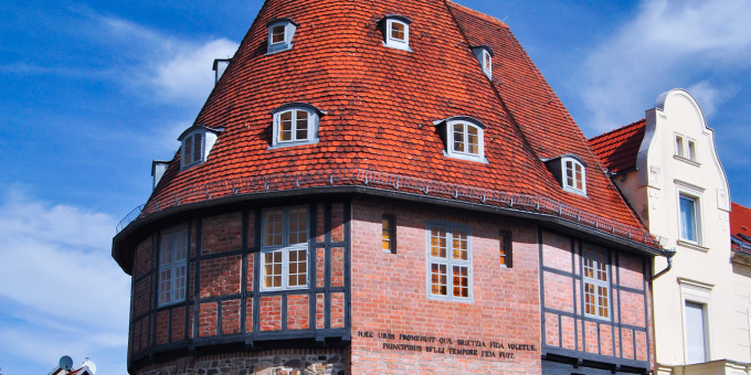 Alter Turm mit roten Ziegeln