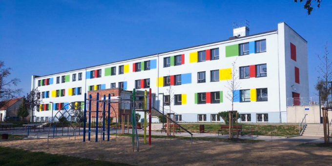 Bunt angemalte Schule 