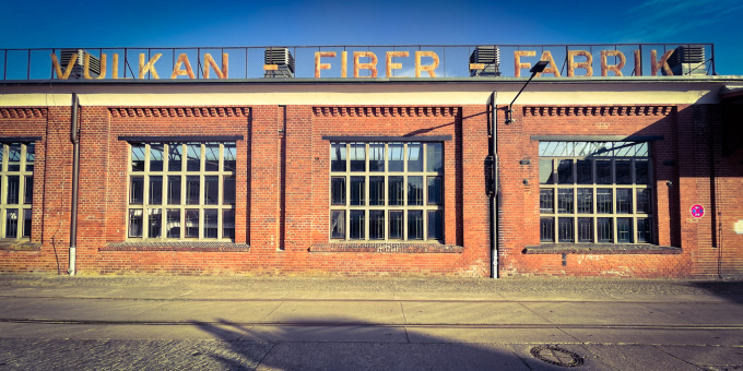 Direkt an der Havel in Werder gelegen: Durch Förderung des MIL wird in dem ehemaligen Gebäude der Vulkanfiberfabrik heute wieder gearbeitet, indem Kunst mit Künstlicher Intelligenz verknüpft wird.