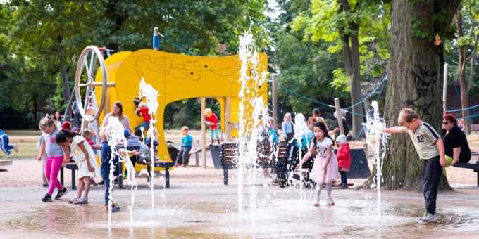 Kinder spielen auf Spielplatz im Park