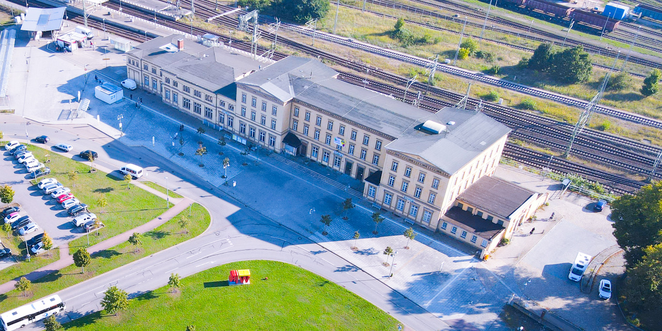 Bahnhofsgebäude von oben mit Drohne aufgenommen